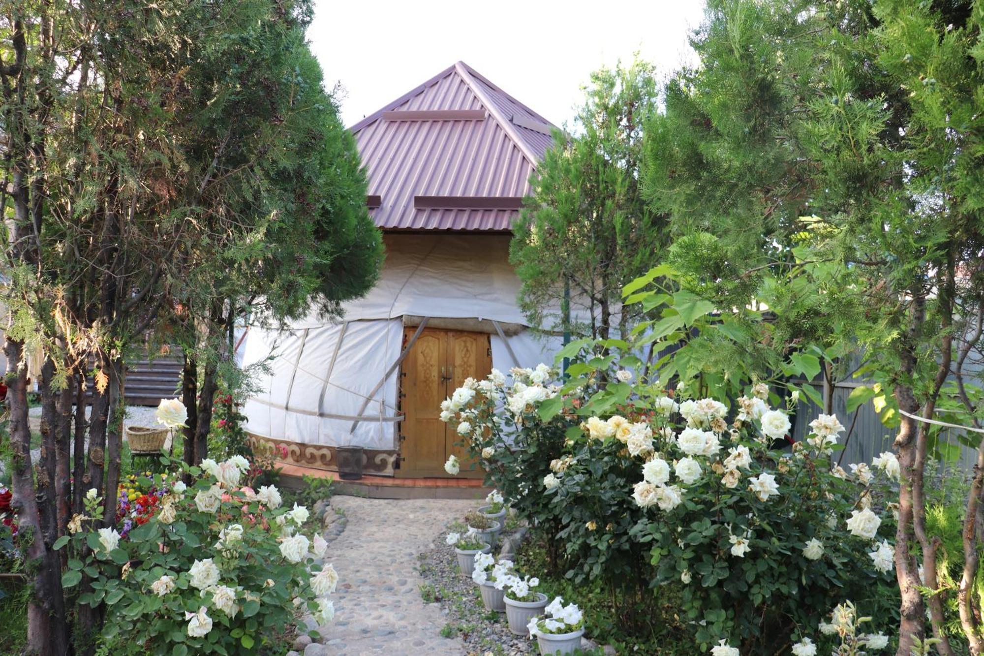 Happy Nomads Yurts & Hostel Каракол Екстер'єр фото