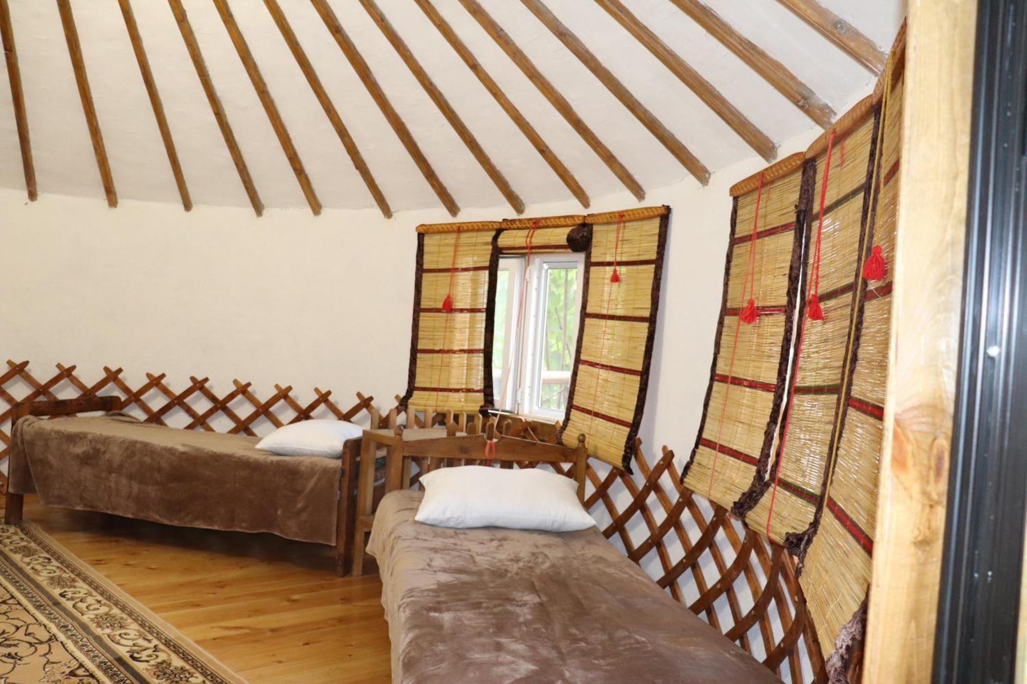 Happy Nomads Yurts & Hostel Каракол Екстер'єр фото