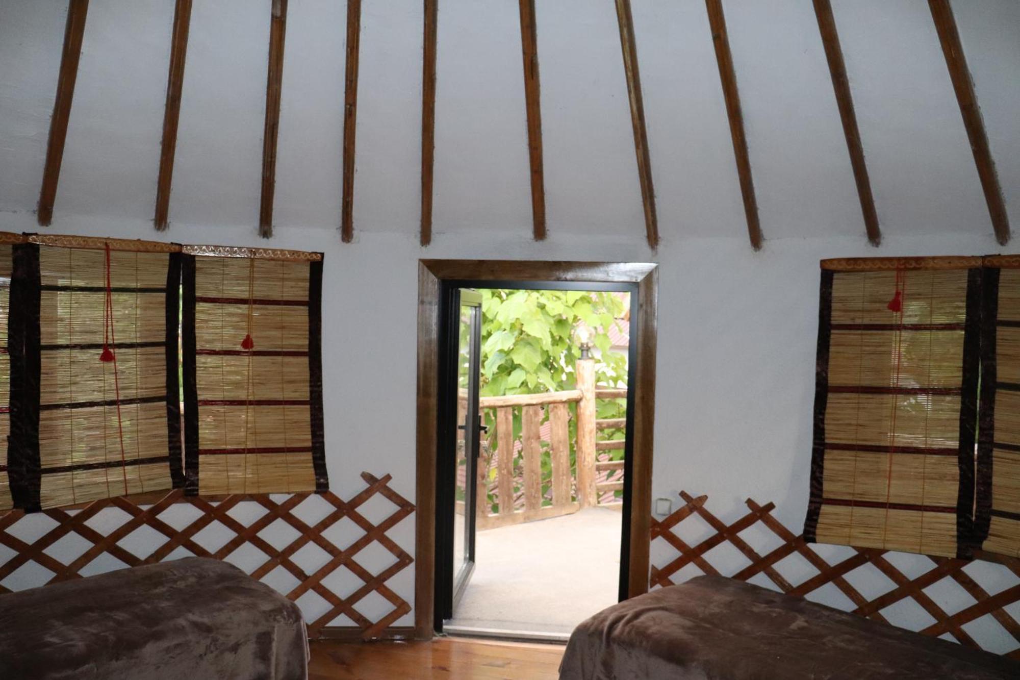 Happy Nomads Yurts & Hostel Каракол Екстер'єр фото