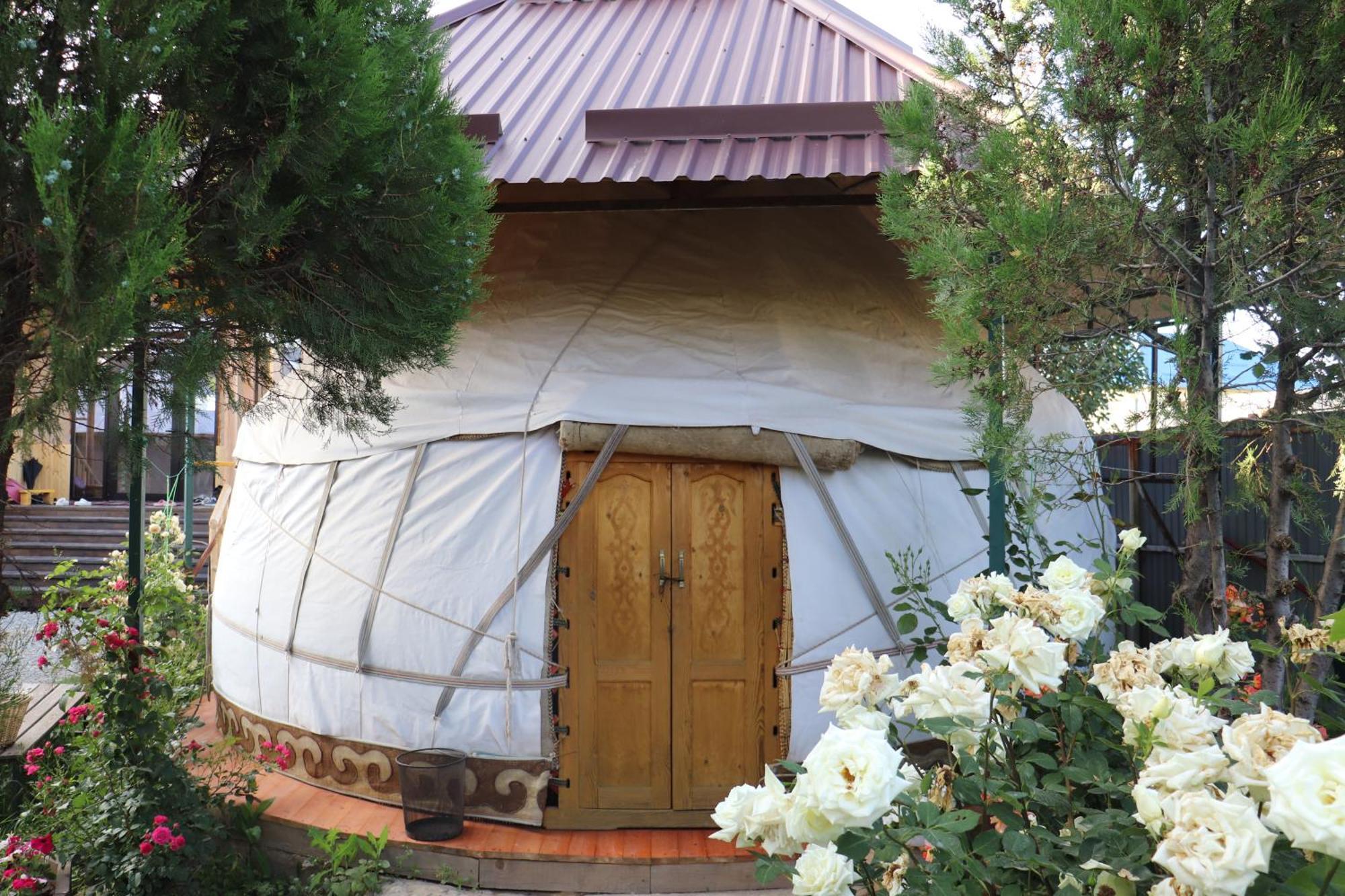 Happy Nomads Yurts & Hostel Каракол Екстер'єр фото