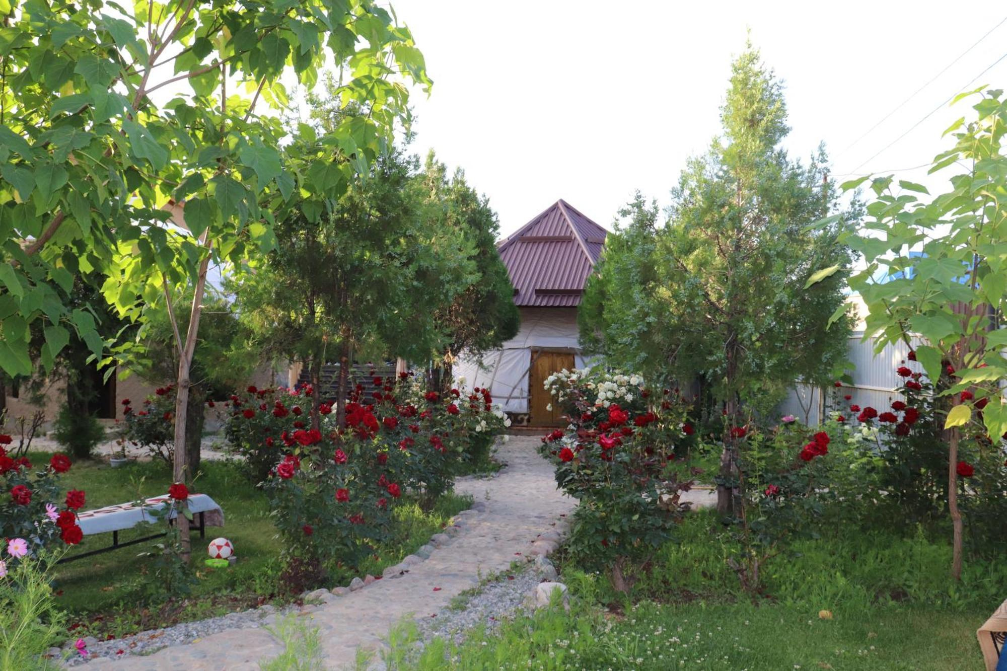 Happy Nomads Yurts & Hostel Каракол Екстер'єр фото