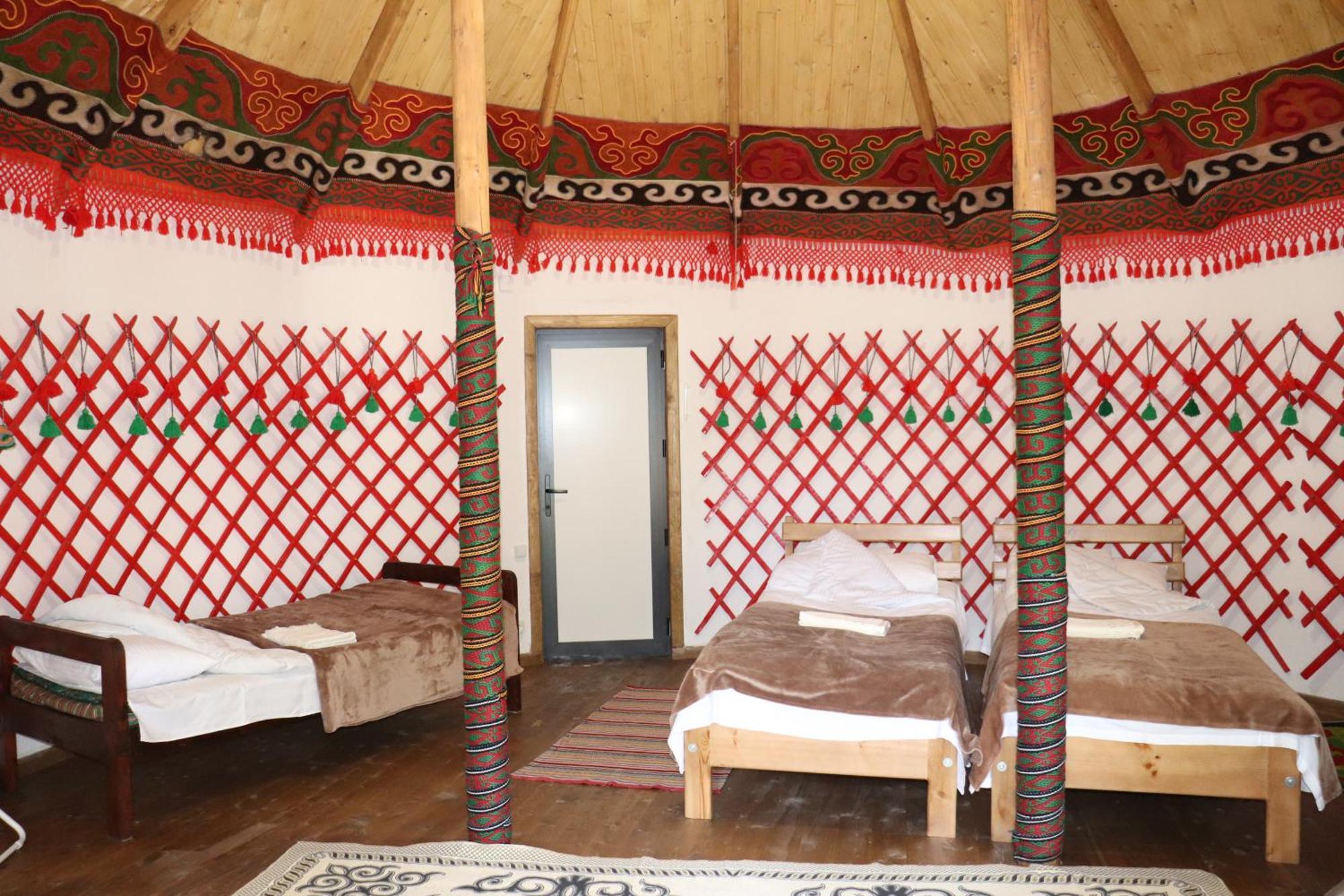 Happy Nomads Yurts & Hostel Каракол Екстер'єр фото