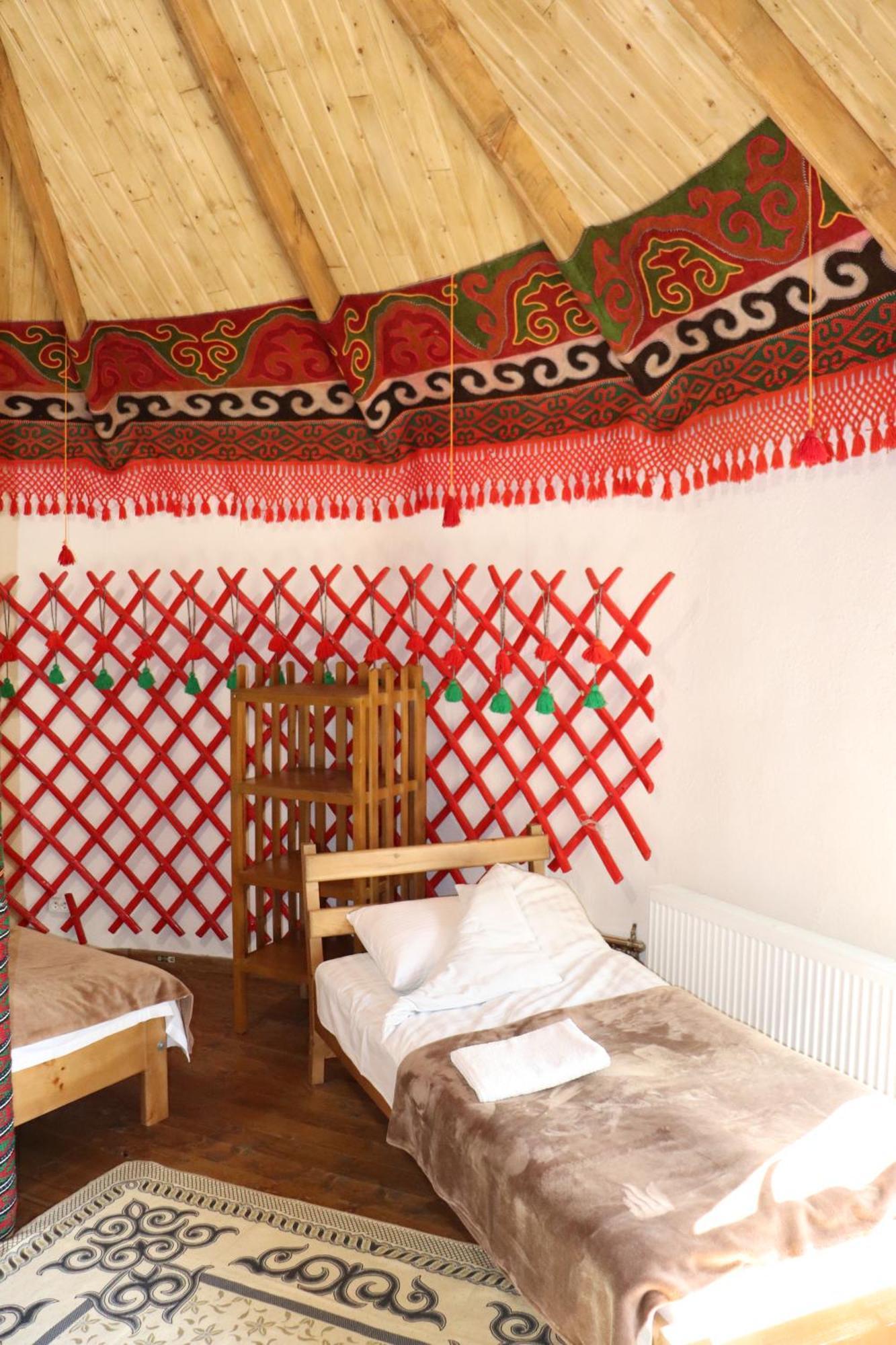 Happy Nomads Yurts & Hostel Каракол Екстер'єр фото