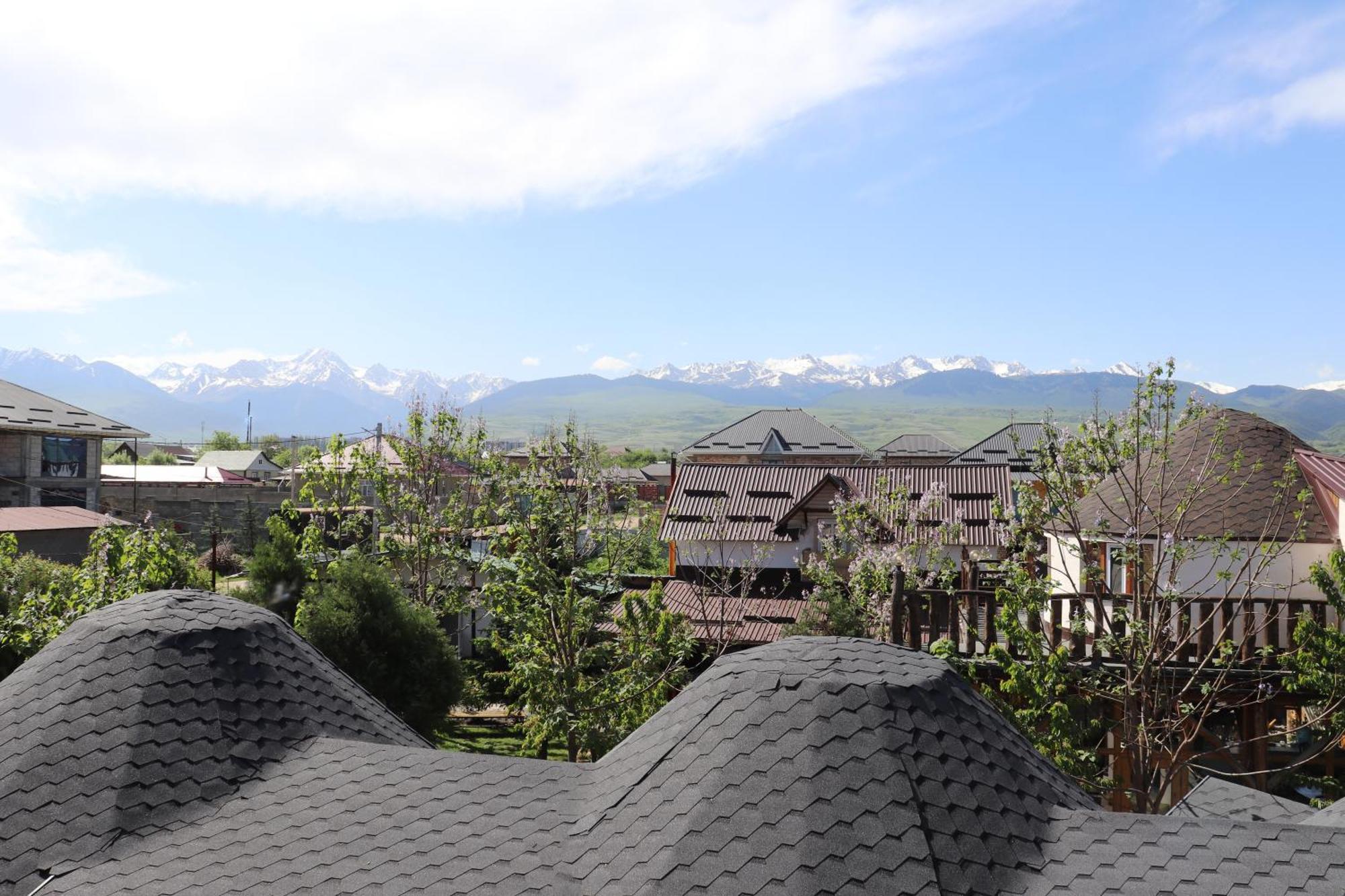 Happy Nomads Yurts & Hostel Каракол Екстер'єр фото