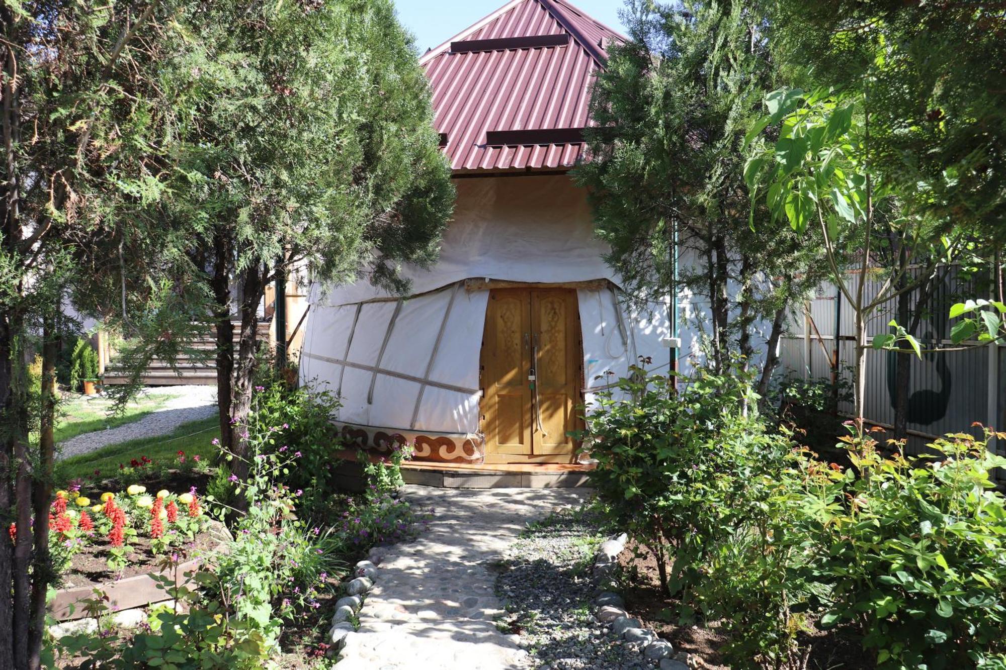 Happy Nomads Yurts & Hostel Каракол Екстер'єр фото
