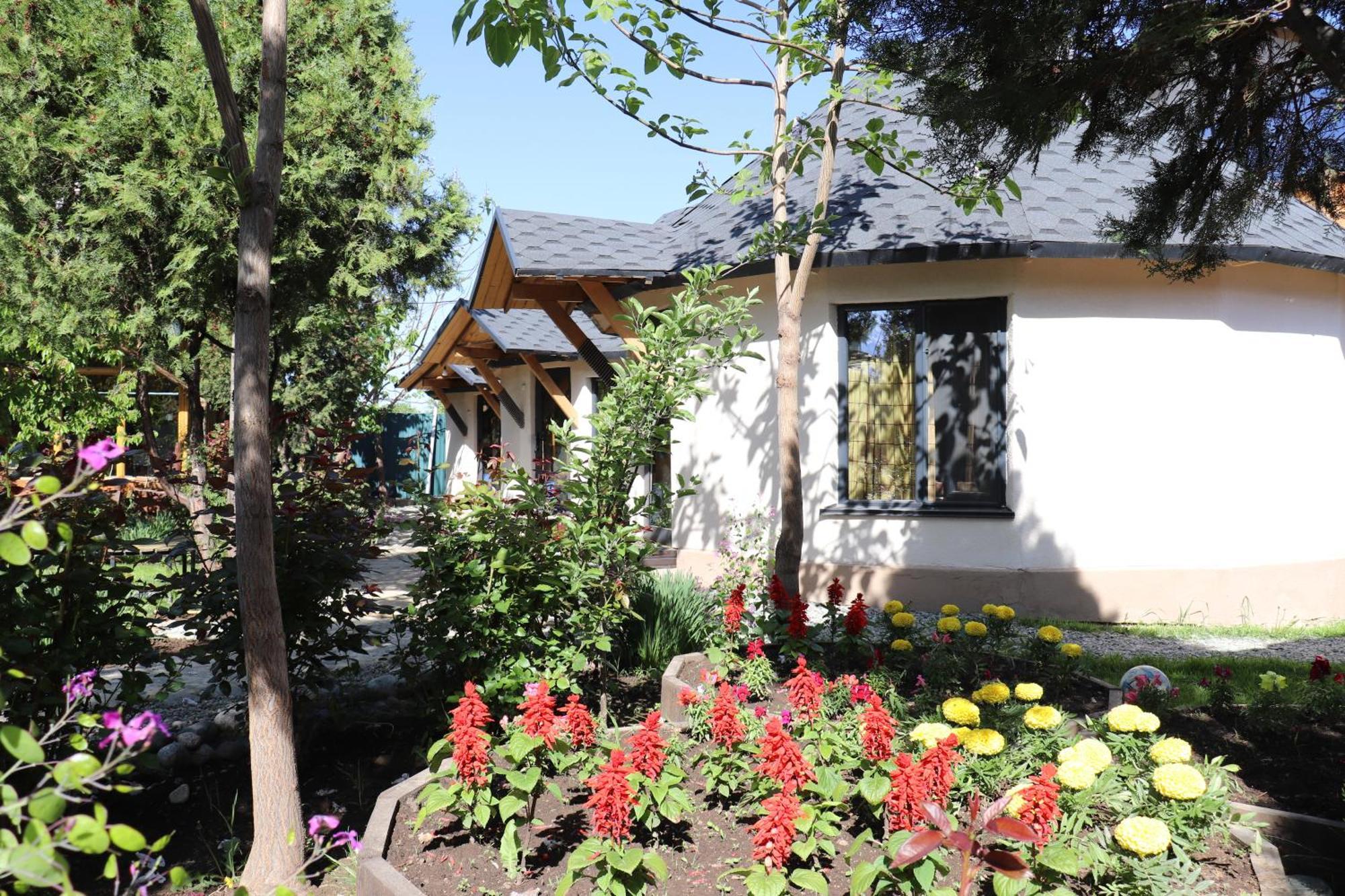 Happy Nomads Yurts & Hostel Каракол Екстер'єр фото